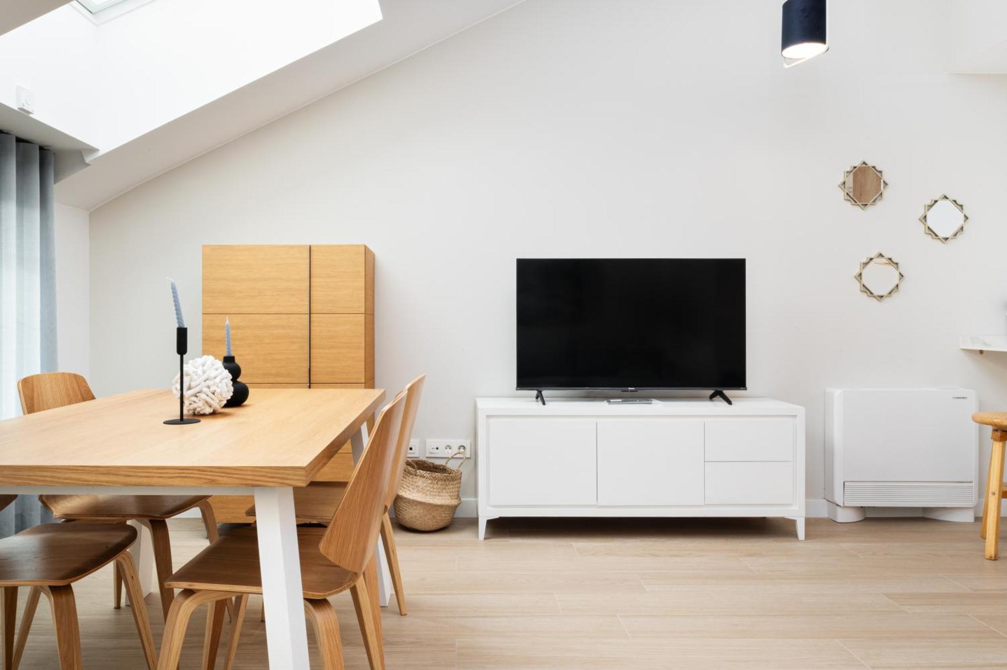 Apartamentos Torre Del Reloj Хака Екстериор снимка