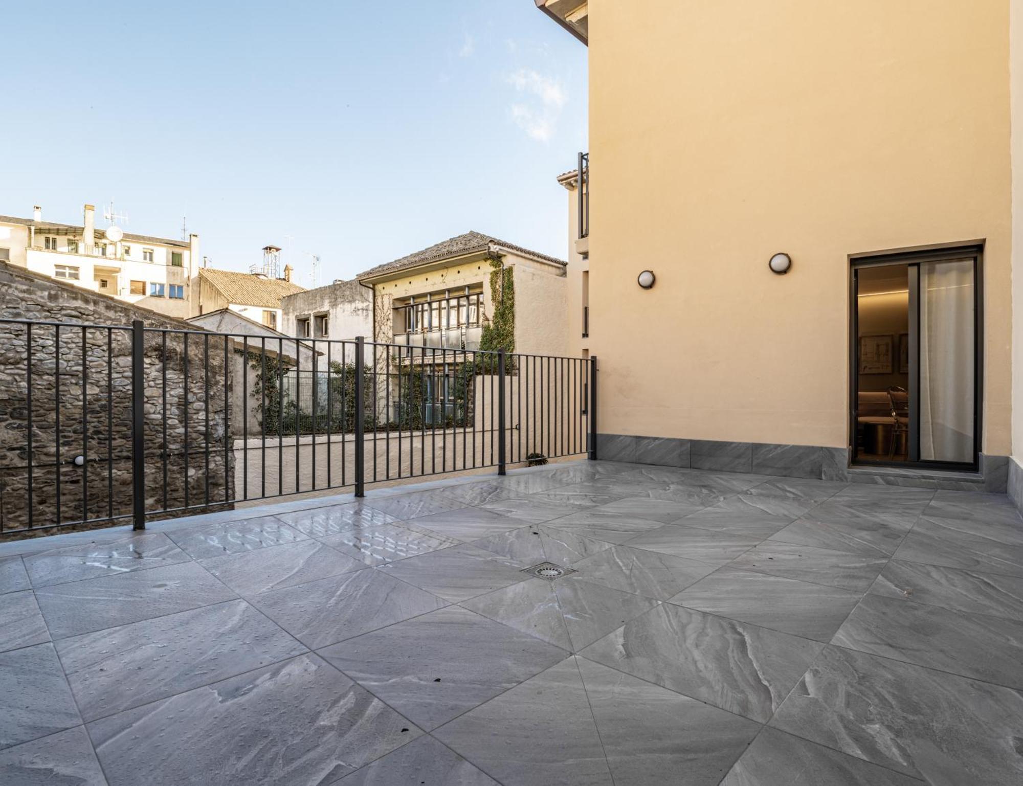 Apartamentos Torre Del Reloj Хака Екстериор снимка