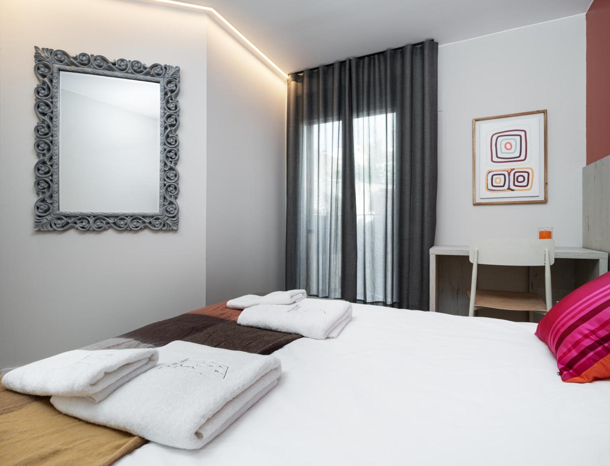 Apartamentos Torre Del Reloj Хака Екстериор снимка