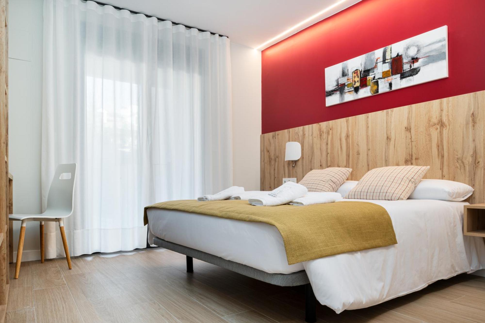 Apartamentos Torre Del Reloj Хака Екстериор снимка