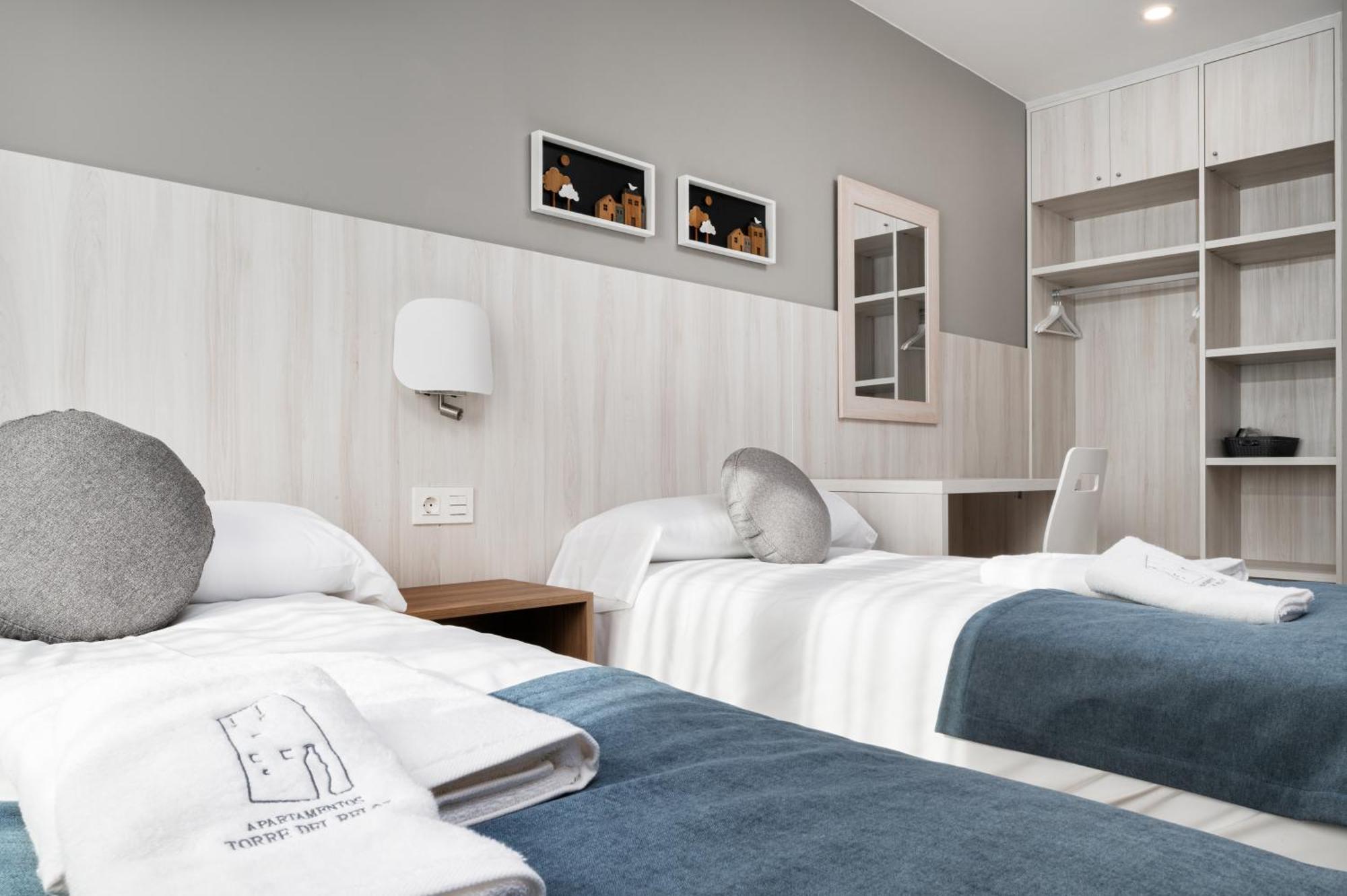 Apartamentos Torre Del Reloj Хака Екстериор снимка