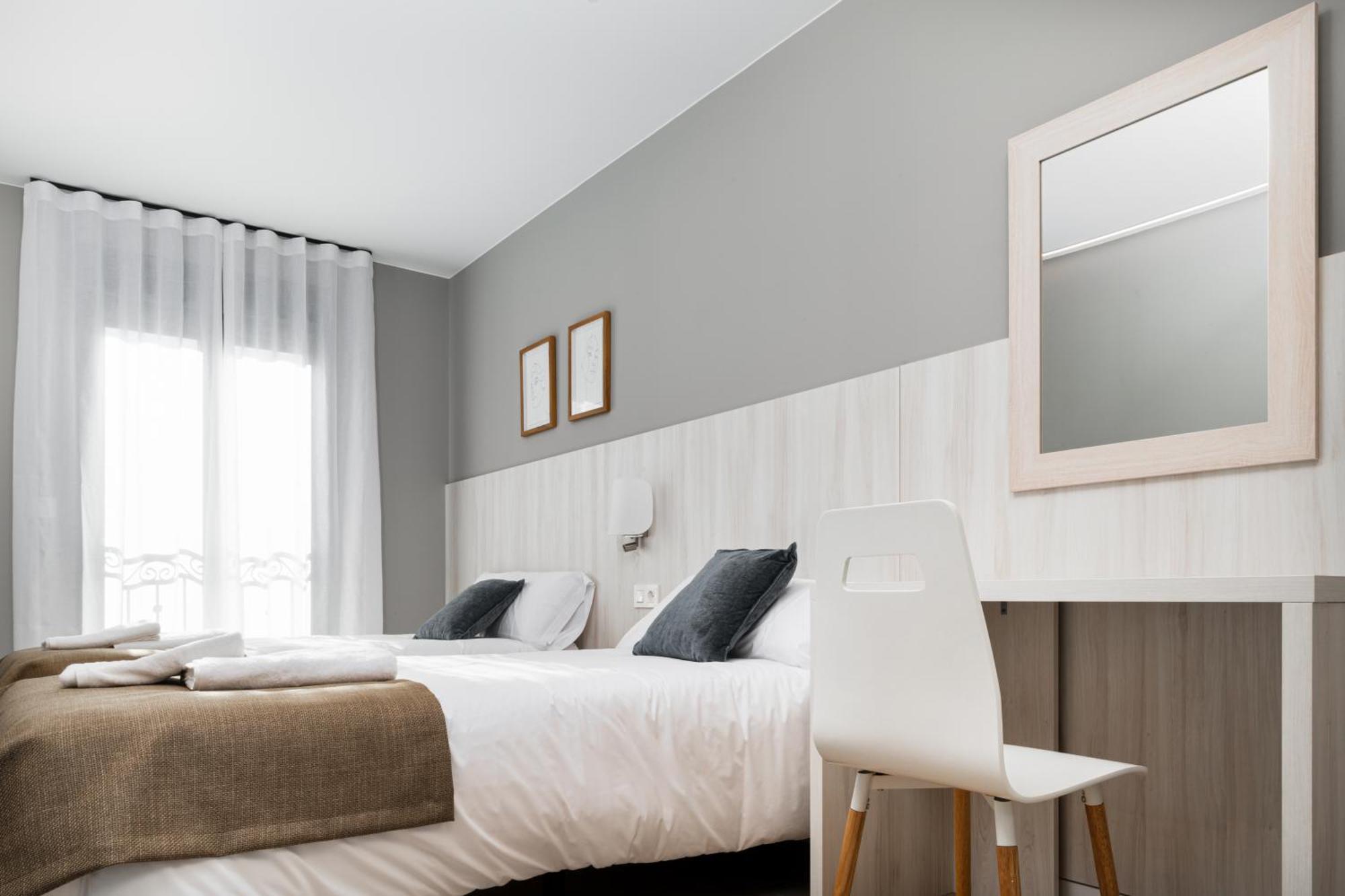Apartamentos Torre Del Reloj Хака Екстериор снимка